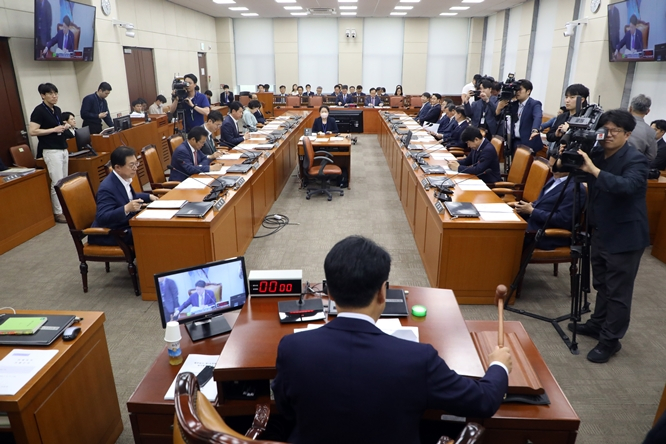 국회의원과 고위공직자의 가상자산 재산등록을 의무화하는 공직자윤리법 개정안이 24일 국회 행정안전위원회를 통과했다. 사진은 24일 오후 서울 여의도 국회에서 열린 행정안전위원회 전체회의 모습. /사진=뉴스1