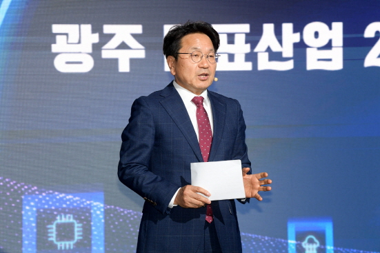 강기정 광주광역시장이 24일 광주이노비즈센터에서 열린 '광주 대표산업 2030 비전보고회'에 참석해 비전보고를 하고 있다./사진=광주시 