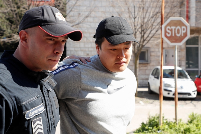 몬테네그로 고등법원이 지난 24일(이하 현지시각) 가상화폐 테라·루나 폭락사태의 핵심인물 권도형 테라폼랩스 대표에 대한 보석 결정을 취소했다. 사진은 지난 3월24일 몬테네그로 수도 포드고리차에서 법정에 출석한 권 대표(오른쪽). /사진=로이터