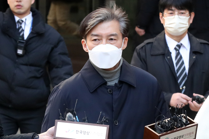 자녀 입시비리·감찰무마 등 혐의로 1심에서 징역형을 받은 조국 전 법무부 장관과 그의 배우자 정경심 전 동양대 교수의 항소심 재판 절차가 시작된다. 사진은 지난 2월3일 서울 서초구 서울지방법원에서 열린 1심 선고 공판에서 징역 2년을 선고 받은 뒤 법원을 나서는 조 전 장관. /사진=뉴스1