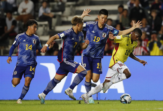 콜롬비아 U-20 대표팀이 25일 오전(한국시각)에 열린 일본과의 U-20 월드컵 조별라운드에서 2-1로 승리했다. 사진은 콜롬비아 아스프리야가 일본 수비수들을 제치고 돌파하는 장면. /사진=로이터