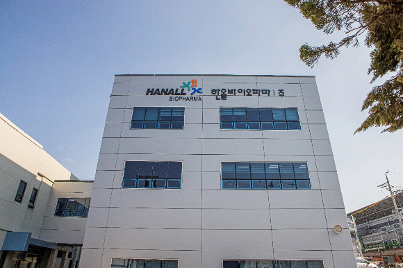 한올바이오파마와 대웅제약이 뉴론에서 연구개발 중인 파킨슨병 치료제 후보물질인 ATH-399A을 비롯해 퇴행성 신경질환 치료제 후보물질에 대한 공동개발을 추진한다. 사진은 한올바이오파마 전경. /사진=한올바이오파마