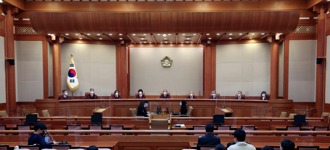 당정이 '집회 및 시위에 관한 법률'(집시법) 개정을 적극적으로 추진하는 가운데 더불어민주당은 "기본권 침해"라고 거세게 반발했다. 사진은 지난해 12월22일 서울 종로구 헌법재판소 대심판정에서 열린 대통령 관저 100m 안의 집회나 시위를 금지한 '집회 및 시위에 관한 법률'(집시법)에 대한 위헌법률심판. /사진=뉴시스