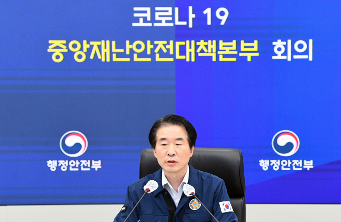 25일 신종 코로나바이러스 감염증(코로나19) 신규 확진자가 1만9080명으로 집계됐다. 사진은 지난 24일 세종시 정부세종청사에서 열린 코로나19 중대본회의에 참석한 김성호 행정안전부 재난안전관리본부장. /사진=뉴스1