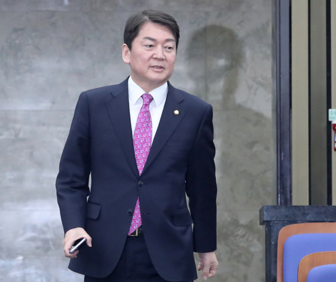 안철수 의원(국민의힘·경기 성남시분당구갑)이 현역 의원이 지역구를 함부로 옮기는 것은 지역 주민에 대한 예의가 아니다라고 밝혔다. 사진은 지난달 11일 서울 여의도 국회에서 열린 의원총회에 참석하는 안 의원. /사진=뉴스1