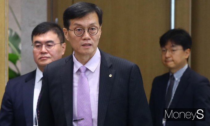 [머니S포토] 한은 이창용, 기준금리 결정 '금통위' 회의 참석