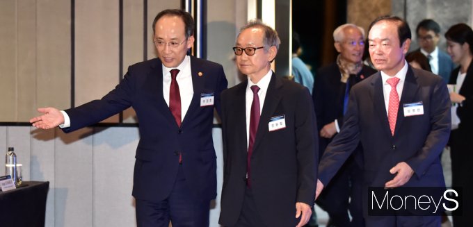 [머니S포토] '경제개발 60주년 컨퍼런스' 추경호 부총리, 역대 경제사령탑 에스코트