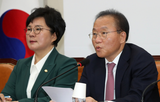 '노란봉투법'으로 불리는 노동조합 및 노동관계조정법 2·3조 개정안에 대해 윤재옥 국민의힘 원내대표가 "대통령에게 재의요구권 행사를 요청할 것"이라고 밝혔다. 사진은 25일 서울 여의도 국회에서 열린 국민의힘 최고위원회의에서발언하는 윤재옥 국민의힘 원내대표. /사진=뉴시스