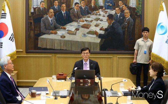 이창용 한국은행 총재가 25일 서울 중구 남대문로 한국은행에서 열린 금융통화위원회(이하 금통위) 회의에 참석해 회의를 주재하고 있다./사진=임한별 기자