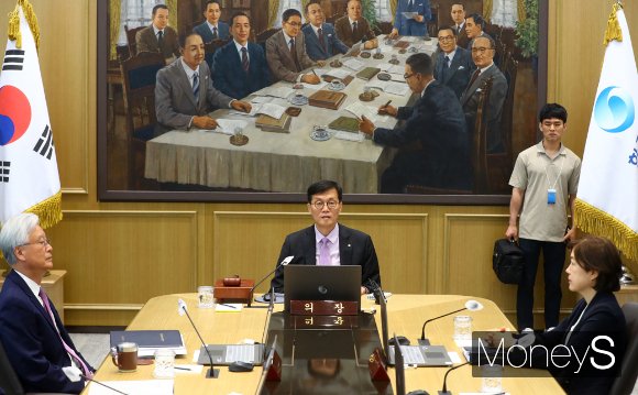 이창용 한국은행 총재가 25일 서울 중구 남대문로 한국은행에서 열린 금융통화위원회(이하 금통위) 회의에 참석해 회의를 주재하고 있다./사진=공동취재단