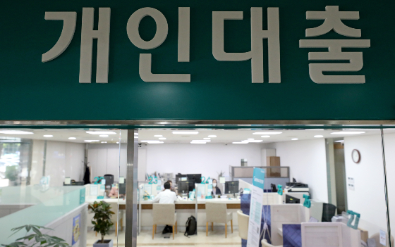 25일 부동산 정보제공 업체 '부동산R114'가 시행한 올해 서울 아파트 매매가격 변동률 조사에 따르면 집값 하락폭이 컸던 강북, 도봉, 금천, 관악 등 동북·서남권역 지역의 채무와 납세 연체 수준이 높은 것으로 드러났다. 비교적 채무 상환 능력이 부족한 사회초년생, 저신용자 등 금융취약계층을 대상으로 한 가계 재무건전성에의 주의가 필요한 시점이다. /사진=뉴스1