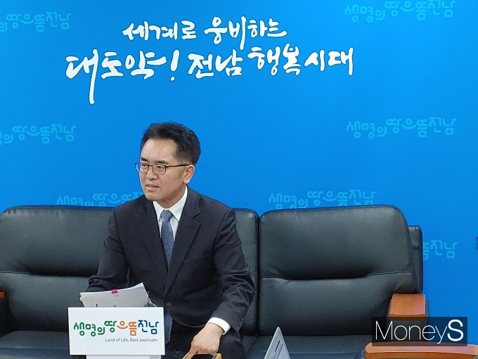김세국 전남도 감사관이 25일 도청 기자실에서 사무관리비 집행내역 감사 결과를 발표하고 있다./홍기철기자