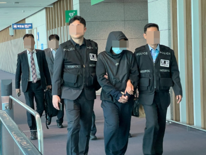 경찰이 중국 공안당국과의 공조를 통해 현지에서 붙잡힌 전화금융사기 총책을 국내로 데려왔다. 사진은 25일 인천공항을 통해 강제소환된 총책 A씨(남·41). /사진=경찰청 제공