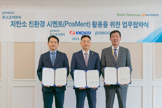  포스코이앤씨(옛 포스코건설), 한국전력공사, 포스코는 지난 24일 포스코이앤씨 송도사옥에서 한국전력공사에서 사용되는 시멘트 제품을 '포스멘트'로 활용하기 위한 업무협약식을 가졌다. /사진제공=포스코이앤씨
