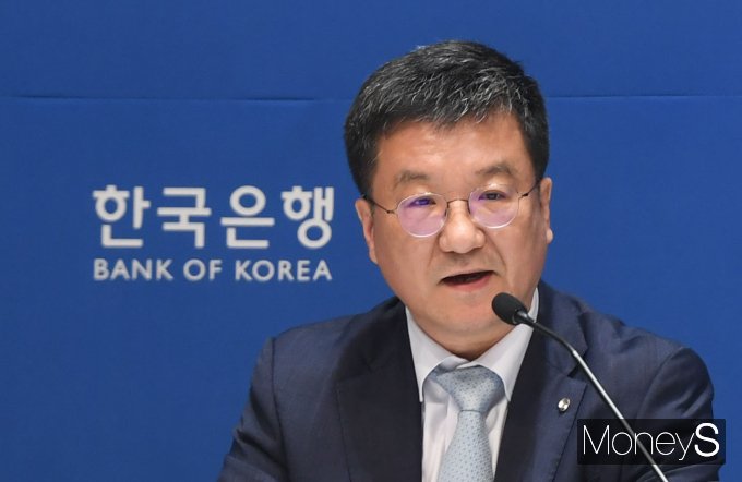 [머니S포토] 김웅 한국은행 부총재보 '경제전망 발표'