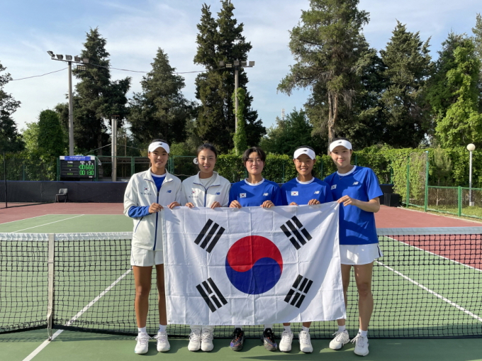 한국 테니스 여자 대표팀이 브라질과 빌리진킹컵 플레이오프를 치른다. 사진은 왼쪽부터 구연우, 정보영, 김다빈, 백다연, 최지희. /사진= 대한테니스협회