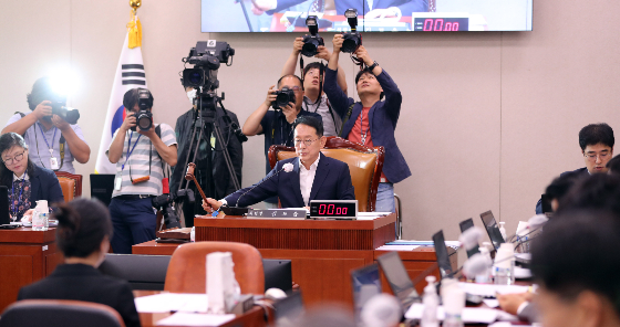 김도읍 법사위원장이 25일 오전 서울 여의도 국회에서 열린 법제사법위원회 전체회의에서 의사봉을 두드리고 있다./사진=뉴시스