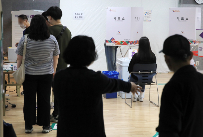 제8회 전국동시지방선거 사전투표 당시 투표지를 담는 회송용 봉투에 문제가 있다고 주장하며 투표소에서 난동을 부린 60대 남성에게 벌금형이 선고됐다. 사진은 제8회 전국동시지방선거 사전 투표날인 지난해 5월28일 서울 중구 한 주민센터에 마련된 사전투표소로 기사 내용과는 무관함. /사진=뉴스1