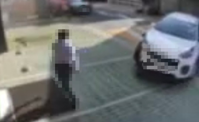 자신에게 '강제 퇴거' 처분을 내린 집주인에게 불만을 품은 50대 남성이 집주인 가족을 스용차로 들이받은 혐의로 재판에 넘겨졌다. 사진은 지난달 27일 부산 기장군 한 빌라에서 A씨가 차량으로 돌진하는 모습. /사진=뉴스1