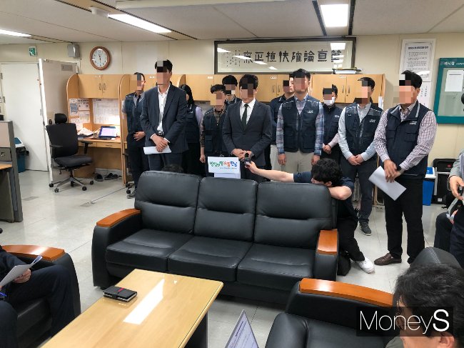 사무관리비 횡령과 관련해 25일 전남도 공무원노동조합이  대도민 사과문을 발표하고 있다./홍기철기자