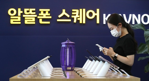 경제정의실천시민연합이 금융기관의 알뜰폰(MVNO) 사업을 허용해준 정부를 향해 비판의 목소리를 높였다. /사진=뉴스1