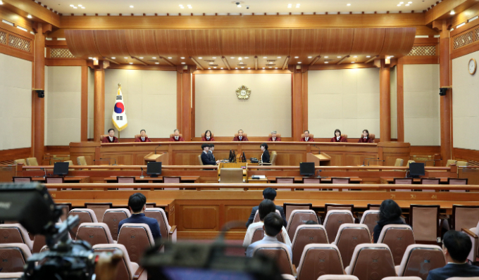 헌법재판소가 누워서 이동해야 하는 장애인을 위한 설비 규정이 없는 것에 대해 헌법불합치 결정을 내렸다. 사진은 서울 종로구 헌법재판소 대심판정. /사진=뉴스1