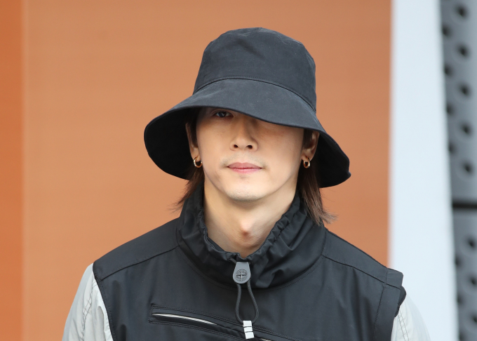 가수 장우혁 측이 갑질을 당했다고 주장한 전 직원 A씨와 관련해 입을 열었다. 사진은 지난 2018년 서울 중구 동대문디자인플라자(DDP)에서 열린 2018 F/W 헤라 서울패션위크 키미제이(KIMMY.J)컬렉션에 참석한 그룹 H.O.T 멤버 장우혁. /사진=뉴스1