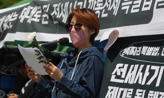 전세사기피해자전국대책위원회가 25일 오전 서울 여의도 국회 앞에서 전세사기 깡통전세 해결을 촉구하는 이어말하기를 하고 있다. /사진=뉴시스