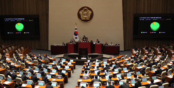 25일 오후 서울 여의도 국회 본회의장에서 열린 제406회국회(임시회) 1차 본회의에서 '전세사기피해자 지원 및 주거안정에 관한 특별법안(대안)'이 통과했다. /사진=뉴시스