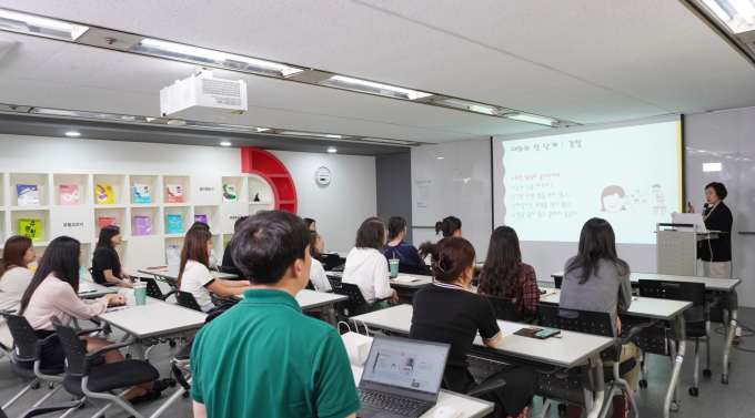 한세실업은 25일 오전 조선미 아주대학교 의과대학 정신과학교실 교수 겸 육아교육 전문가를 초청해 '가족 내 올바른 커뮤니케이션 방법'이라는 주제로 전사강연회를 실시했다. 한세실업 5월 전사강연회 '건강한 가족관계 내 커뮤니케이션' /사진=한세실업 