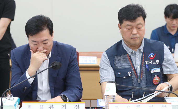 25일 세종시 정부세종청사에서 열린 최저임금위원회 2차 전원회의에서 류기정 사용자 위원과 류기섭 근로자 위원이 나란히 앉아 있다. / 사진=뉴시스