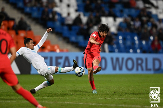 한국이 온두라스를 상대로 U-20 월드컵 조별라운드 2차전에서 2-2 무승부를 기록했다. 사진은 김용학이 슛을 하는 장면. /사진=대한축구협회