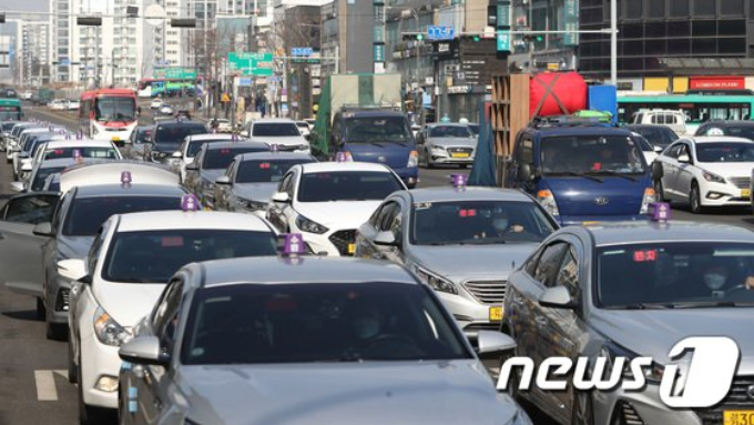 경기도의회가 경기도의 택시 기본요금을 현행 3800원에서 4800원으로 4년만에 인상하고 심야 할증 요금 적용 시간을 2시간 연장되는 방안을 의결했다. / 사진=뉴스1
