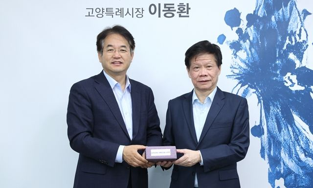  싱가포르 난양공대 수석 부총장과 간담회. 이동환 고양특례 시장(좌)과 람킨용(Lam Khin Yong) 수석 부총장. / 사진제공=고양특례시
