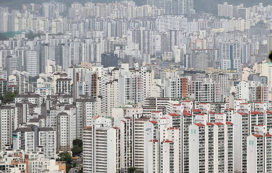 26일 한국부동산원의 5월 넷째주 전국 주간 아파트가격 동향 조사에 따르면 전국 주간 아파트 매매가격은 지난주(-0.05%) 하락폭을 유지하며 -0.05%를 기록했다. 전세가격 변동률은 -0.08%로 지난주(-0.10%) 대비 하락폭을 줄였다./사진=뉴스1
