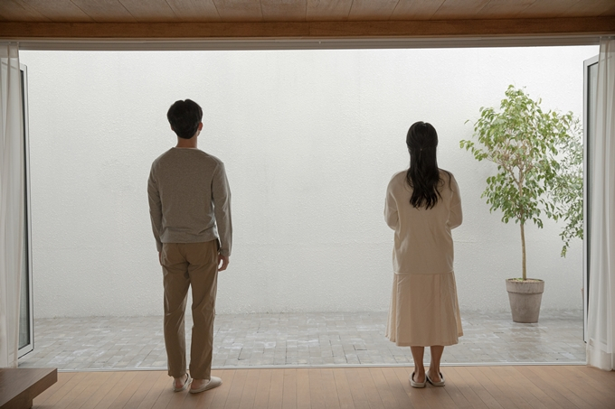 결혼을 앞둔 한 공무원이 어머니와 함께 신혼여행을 가고 싶다는 고민을 전하자 누리꾼이 싸늘한 반응을 보였다. /사진=이미지투데이