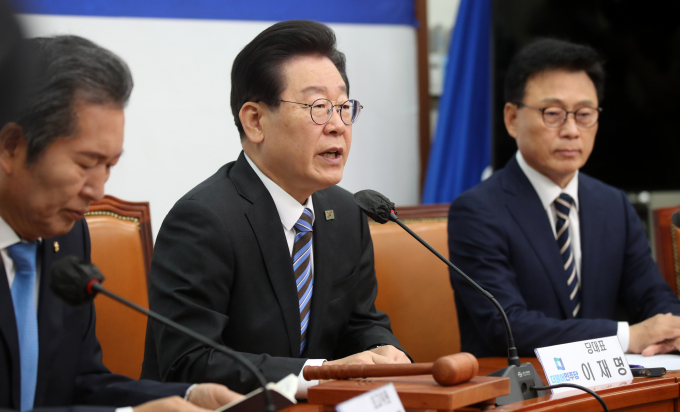 이재명 더불어민주당 대표가 26일 최고위원회의에서 김기현 국민의힘 대표를 향해 "밥 먹고 술 먹는 것은 친구들이랑 하라"고 말했다. 사진은 26일 서울 여의도 국회에서 열린 최고위원회의에서 발언하는 이재명 더불어민주당 대표. /사진=뉴시스