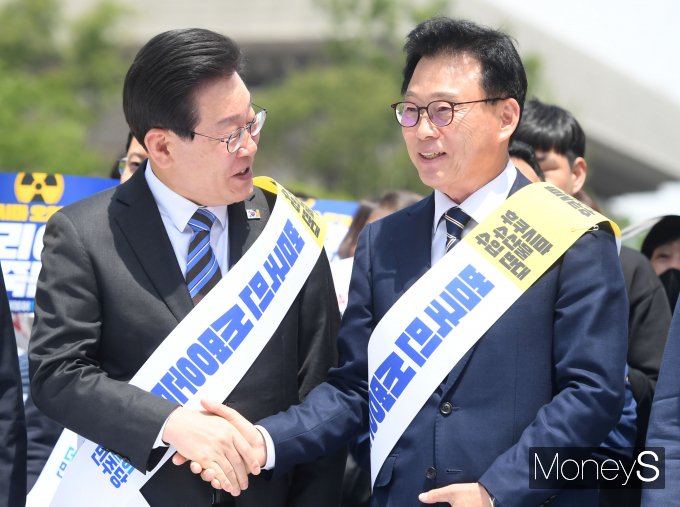 [머니S포토] 박광온 원내대표와 인사하는 이재명 대표