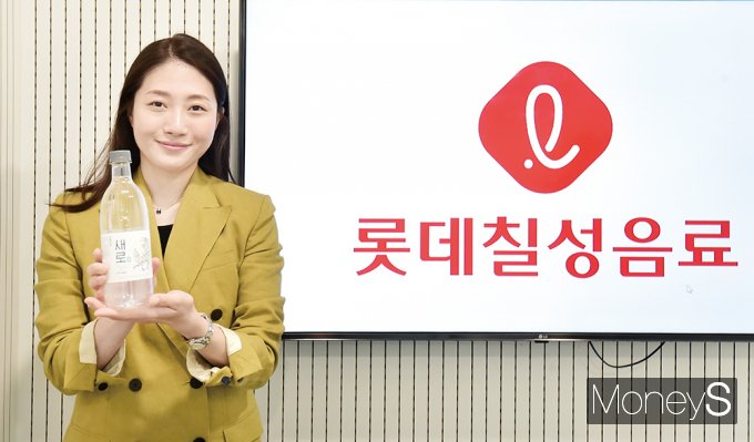 롯데칠성음료 소주BM팀에서 새로 브랜드를 담당하고 있는 신은경 책임이 포즈를 취하고 있다. /사진=임한별 기자