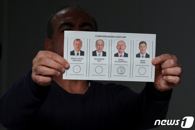지난 14일 실시된 대선에서 에르도안 대통령은 최종 집계 결과 49.51%(약 2710만표)의 득표율을 올렸고 케말 클르츠다로을루 공화인민당(CHP) 대표는 44.88%(약 2460만표)로 뒤따랐다. ⓒ 로이터=뉴스1 ⓒ News1 정윤영 기자