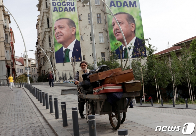 15일(현지시간) 튀르키예 이스탄불에서 레제프 타이이프 에르도안 튀르키예 대통령의 얼굴이 그려진 포스터가 한 건물의 외벽에 걸려 있다. ⓒ 로이터=뉴스1 ⓒ News1 정윤영 기자