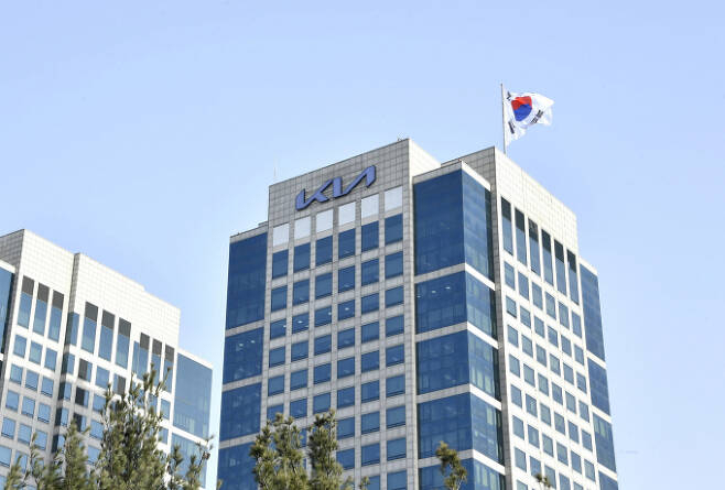 민주노총 금속노조 소속 기아 간부들이 '영양사 접대부 취급' 논란에 대해 사과했다./사진=기아