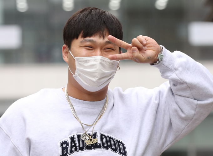 가수 스윙스가 KBS 방송국에 들어서는 모습./사진=뉴스1