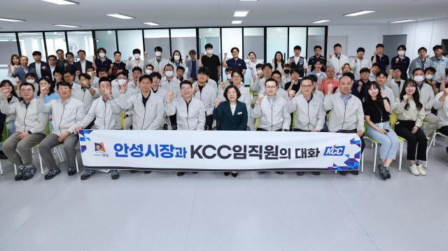김보라 안성시장이 KCC 안성공장을 방문해 임직원과의 간담회 후 기념촬영을 하고 있다. / 사진제공=안성시