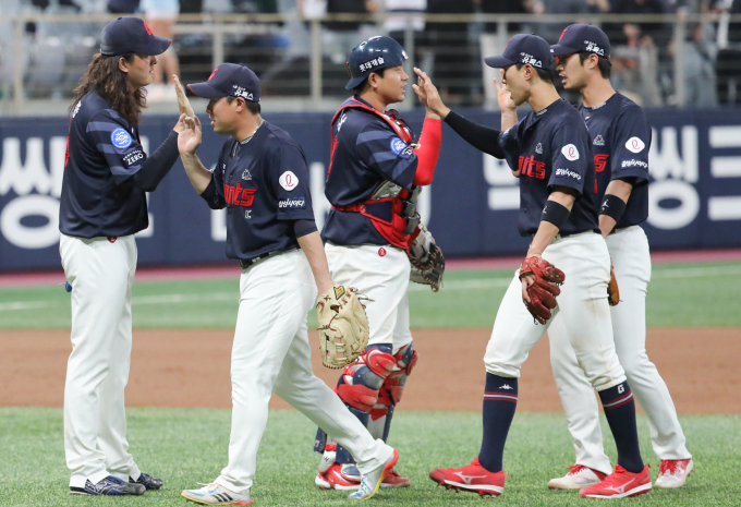 26일 서울 구로구 고척 스카이돔에서 열린 프로야구 '2023 신한은행 SOL KBO리그' 롯데 자이언트와 키움 히어로즈 경기에서 2 대 0으로 승리한 롯데 선수들이 기뻐하고 있다./사진=뉴스1