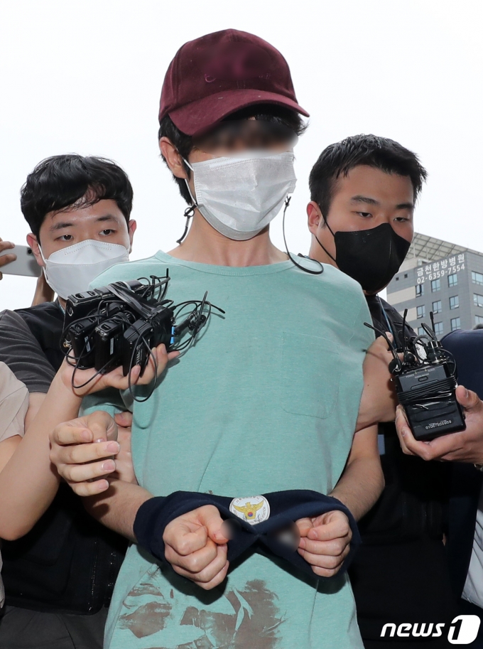 14살 연상 동거녀를 살해한 혐의를 받는 피의자 30대 남성 A씨가 26일 서울 금천구 금천경찰서로 압송되고 있다. 2023.5.26/뉴스1 ⓒ News1 김성진 기자