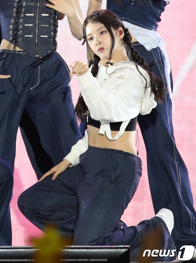 [사진] 엔믹스 지우, 팬과 교신