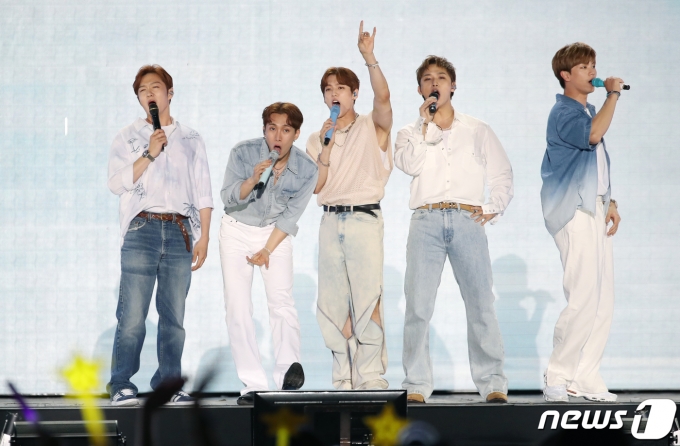 [사진] 비투비, 허리 부상당한 프니엘 몫까지 열심히