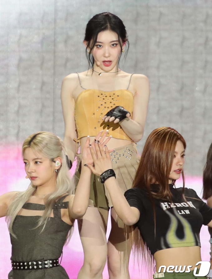 [사진] 있지 채령, 범상치 않은 눈빛