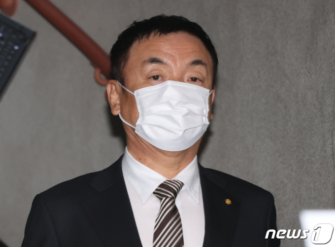 회사 주가 조작 혐의를 받는 권오수 도이치모터스 전 회장이 10일 오전 서울 서초구 서울중앙지방법원에서 열린 1심 선고 공판에서 징역 2년에 집행유예 3년과 벌금 3억원을 선고 받은 뒤 법원을 나서고 있다.(공동취재) 2023.2.10/뉴스1 ⓒ News1 민경석 기자